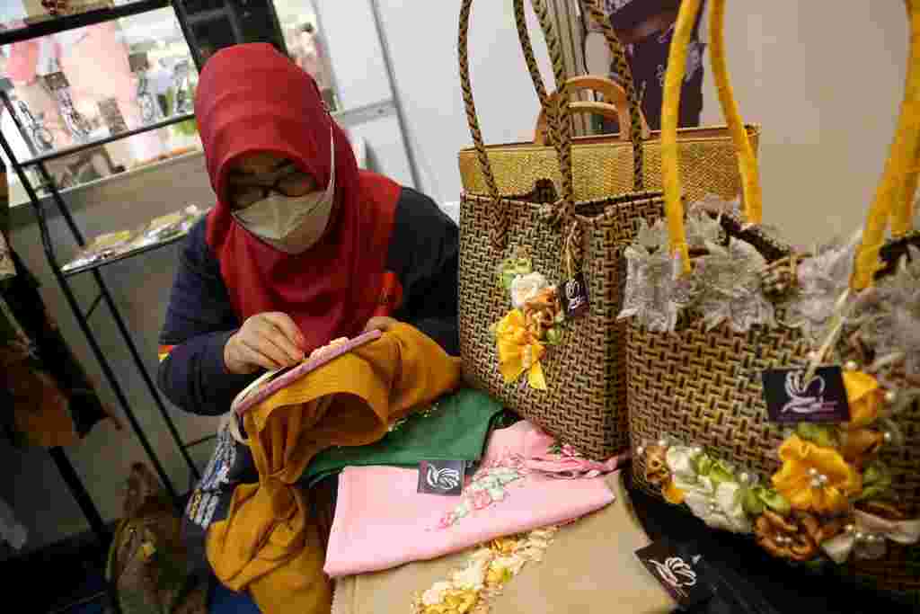 Pasar Lokal di Surabaya Jadi Garapan Strategis ”Marketplace” - Warga Surabaya, Jawa Timur, berkemampuan tinggi memakai