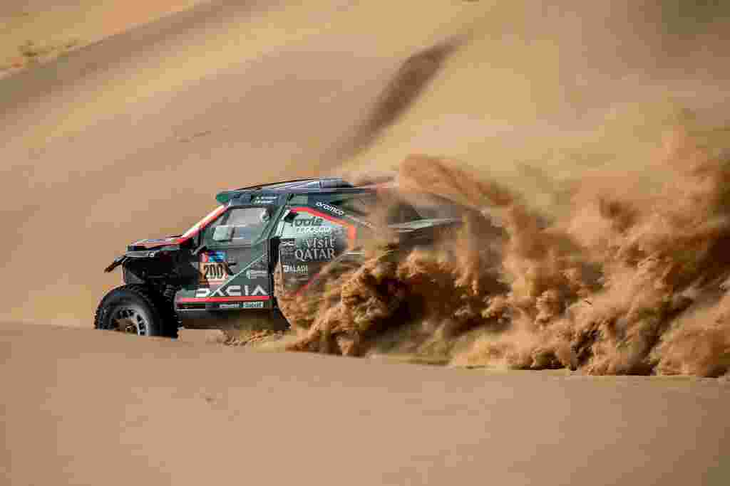 Persaingan Supremasi Al Rajhi dan Al Attiyah di Chrono 48 Jam Dakar - Yazeed Al-Rajhi dan Nasser Al-Attiyah melanjutkan