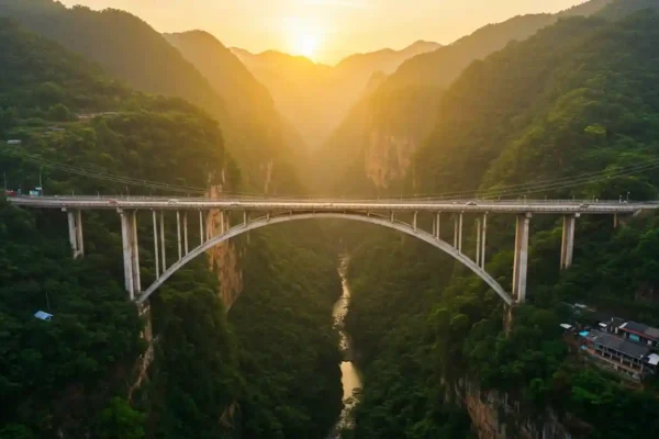 Jembatan Ngarai Besar Huajiang, Simbol Keberanian Rekayasa di Tengah Lembah Nan Megah Jembatan Ngarai Besar Huajiang, Simbol Keberanian Rekayasa di Tengah Lembah Nan Megah