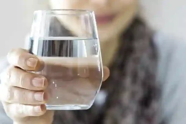 Minum Air Putih Cukup Menjaga Kesehatan Setiap Hari Minum Air Putih Cukup Menjaga Kesehatan Setiap Hari - Air putih merupakan bagian sangat simpel dalam hidup