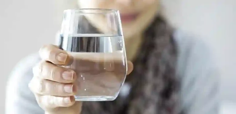 Minum Air Putih Cukup Menjaga Kesehatan Setiap Hari