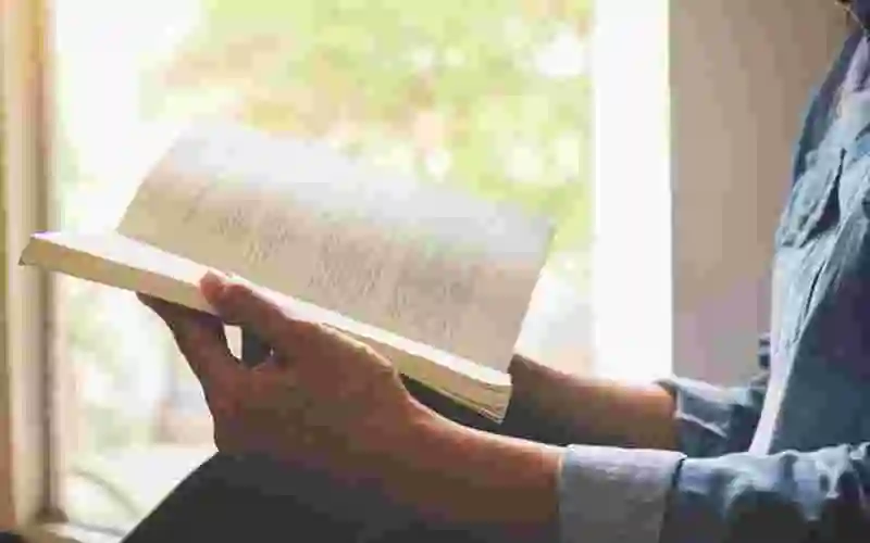 Membaca Buku Inspiratif Menambah Semangat Kerja - Tiap orang tentu sempat hadapi hari di mana antusias kegiatan menyusut.