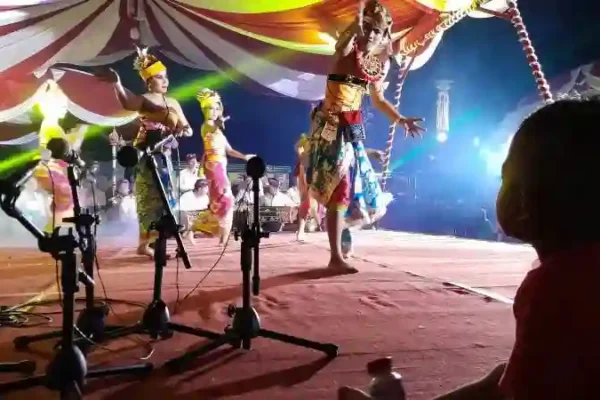 Menonton Pertunjukan Seni Memberikan Pengalaman Berbeda - Seni merupakan salah satu wujud mimik muka orang yang