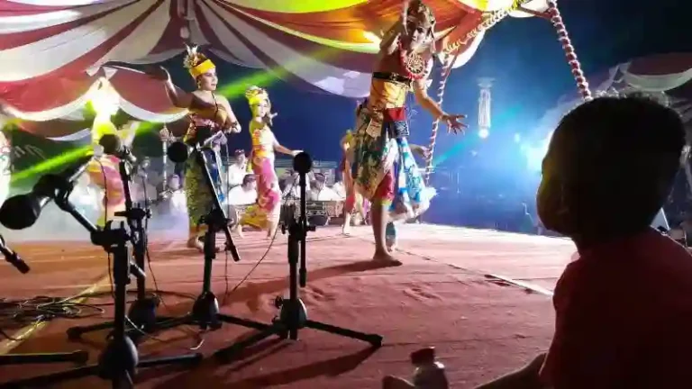 Menonton Pertunjukan Seni Memberikan Pengalaman Berbeda - Seni merupakan salah satu wujud mimik muka orang yang