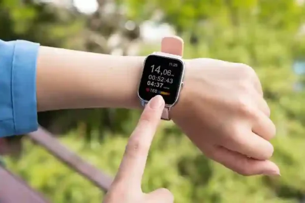 Smartwatch Memantau Aktivitas Fisik Harian - Di masa digital dikala ini, teknologi tidak cuma memudahkan komunikasi