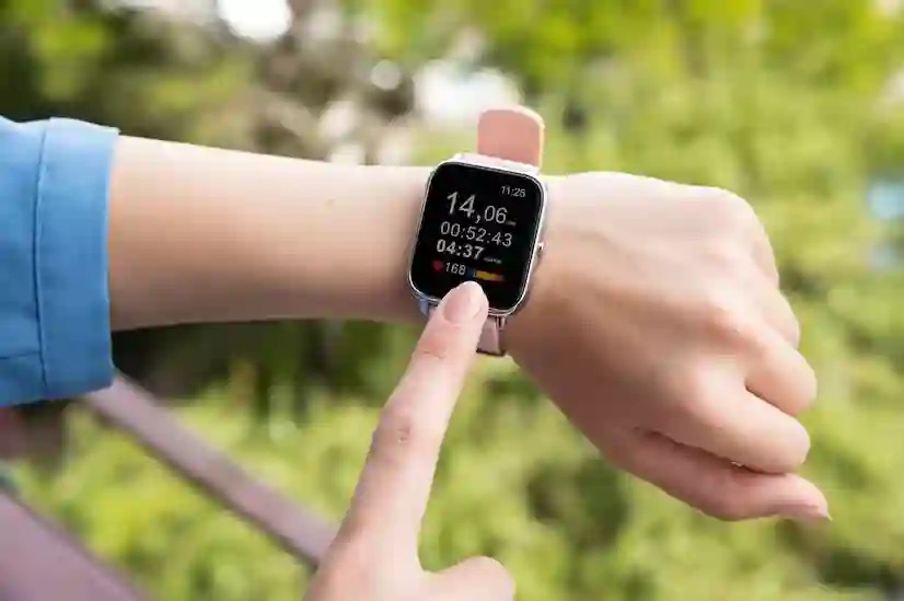 Smartwatch Memantau Aktivitas Fisik Harian - Di masa digital dikala ini, teknologi tidak cuma memudahkan komunikasi