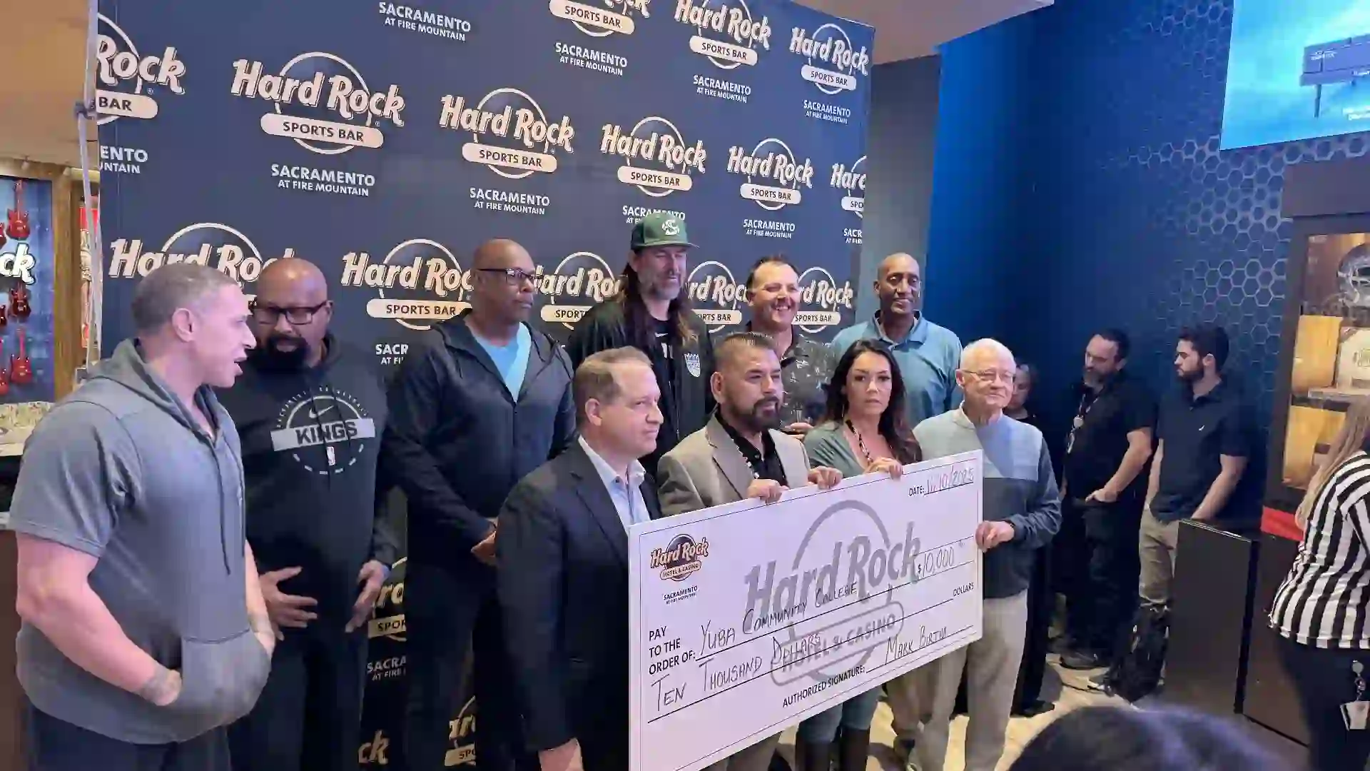 Hard Rock Casino Sacramento membuka bar olahraga baru yang dibangun untuk taruhan olahraga masa depan